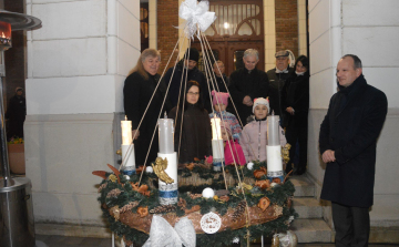 Felgyúlt a második gyertya is városunk adventi koszorúján