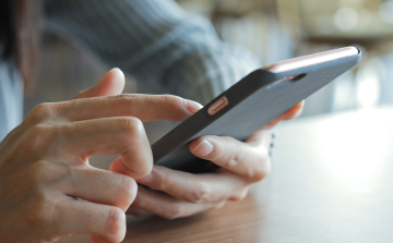 Androidosok figyelem: egy gombnyomás után hozzáférhetnek a telefon kamerájához