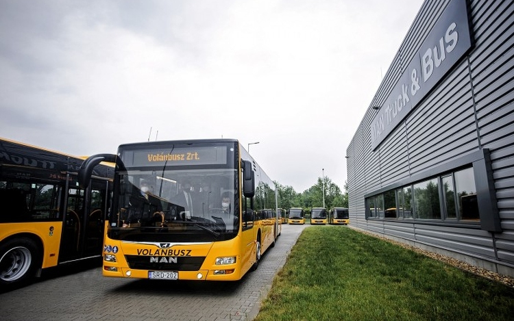 Folyamatosan érkeznek a Volánbuszhoz a tavaly év végén megrendelt MAN csuklós autóbuszok: Bács-Kiskunba is