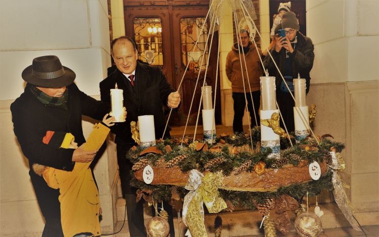 Lobog a hitet jelképező láng városunk adventi koszorúján
