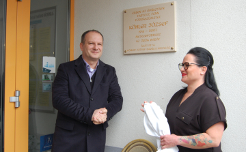 Emléktáblát avattak a néhai mesterfodrász műhelyénél