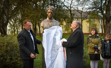 Felavatták Petőfi Sándor mellszobrát Pálmonostorán