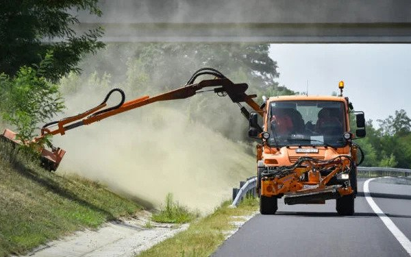 Kiemelt figyelmet fordít az útmenti növényzet kaszálására a Magyar Közút