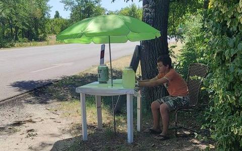 Egy 12 éves kissrác limonádét oszt a melegben ingyen