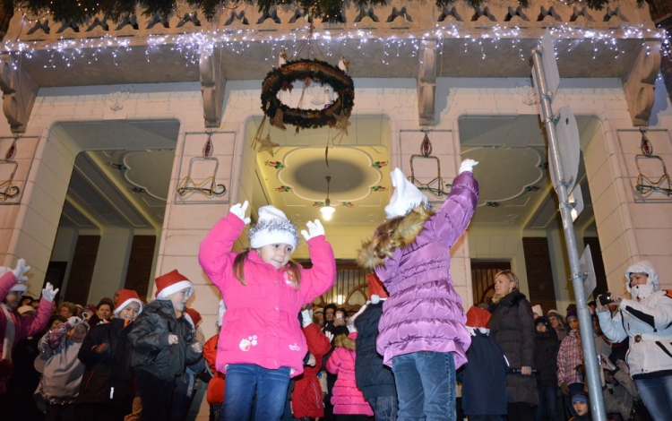 Fellobbant az első adventi gyertya lángja Félegyházán