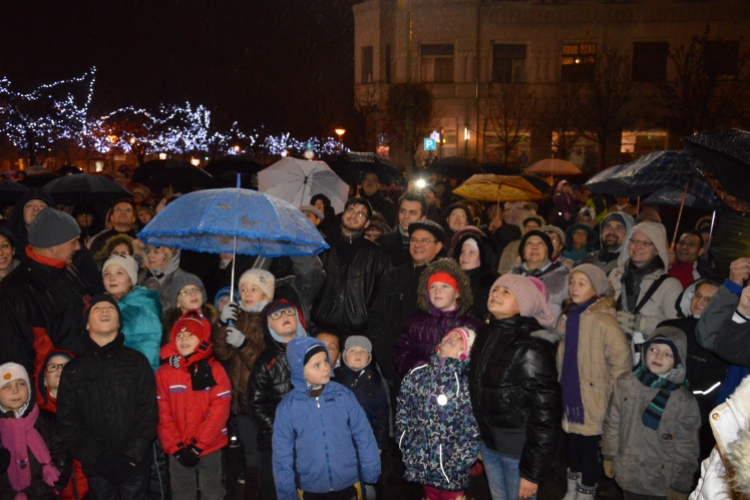 Felgyulladt az első adventi gyertya