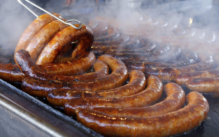 Európai Parlament: Egy növényi alapú, húsmentes élelmiszert is nevezhetnek kolbásznak vagy pecsenyének