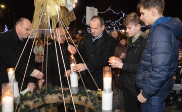 A negyedik gyertya a betlehemi lángról lobbant fel