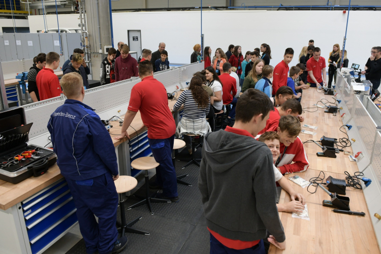 Pályaválasztás előtt álló tanulóknak mutatott be szakmákat a kecskeméti Mercedes-Benz gyár