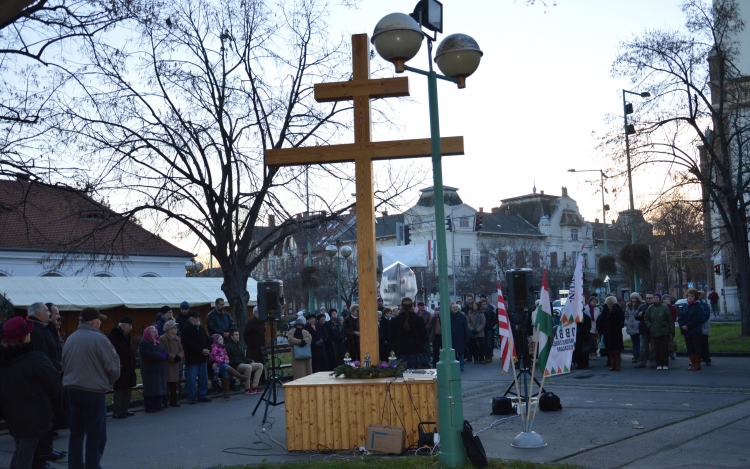 Az apostoli kettős kereszt utat mutat