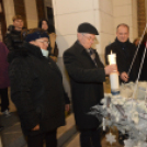 Lobog már a remény gyertyája is