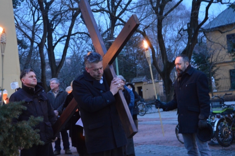 Keresztúttal emlékeztek meg Jézus Krisztus szenvedéseiről