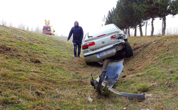 Árokba hajtott egy autó az M5-ösön