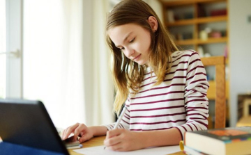 Ismét oktatási tartalmakkal segíti az iskolásokat a közmédia