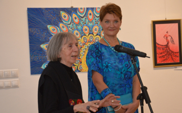 Ámulatba ejtő selyemfestmény kiállítás nyílt a könyvtárban