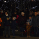 Lobog a hitet jelképező láng városunk adventi koszorúján