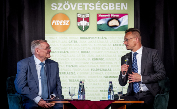 Szijjártó Péter és Lezsák Sándor közös pódiumbeszélgetést tartott Kiskunfélegyházán