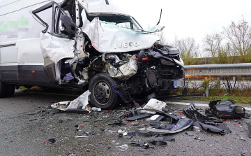 Kamionnak csapódott a kisteherautó az M5-ösön Kiskunfélegyházánál