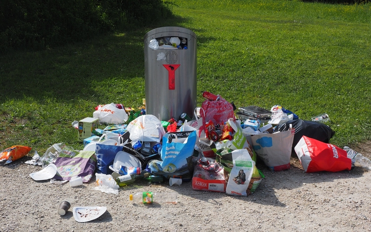 Több mint 500 tonna illegális szemetet gyűjtöttek össze a Magyar Közút területéről