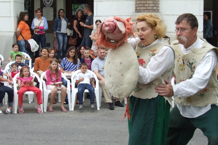 Gyerekszínház, sakkverseny, népdalénekesek...fesztiválozik a város