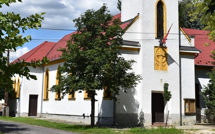 Állami támogatásból korszerűsödik tovább a lakiteleki római katolikus templom