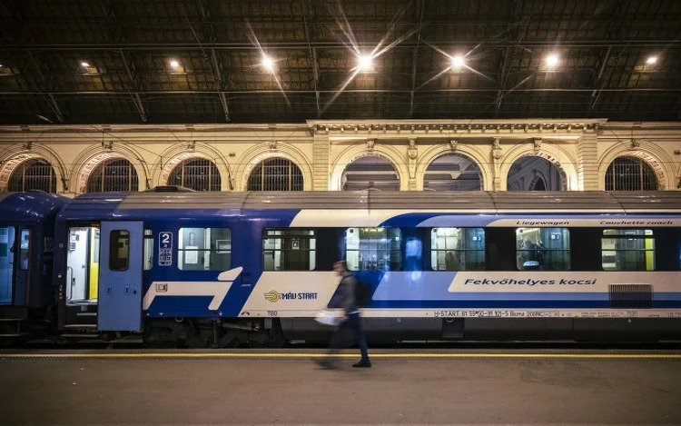 A hétvégi óraátállítás néhány éjszakai belföldi és nemzetközi vonatot érint