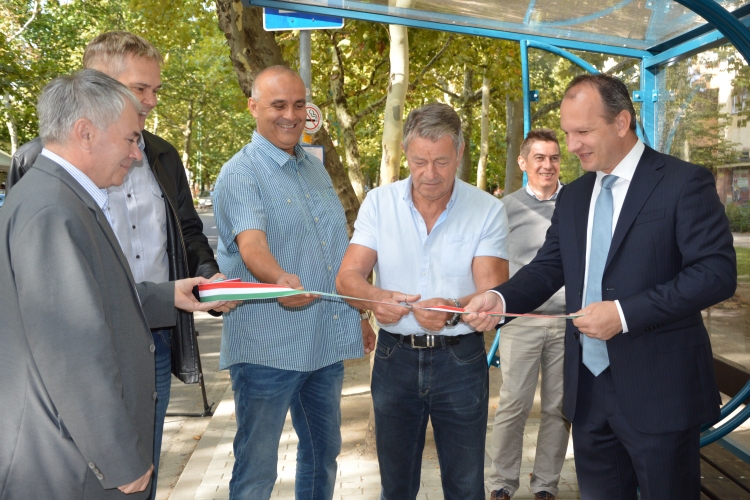 Új parkolók és korszerű buszváró került átadásra