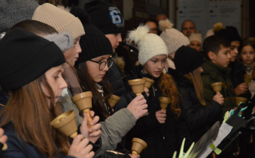 Az öröm lángja is fellobbant városunk adventi koszorúján