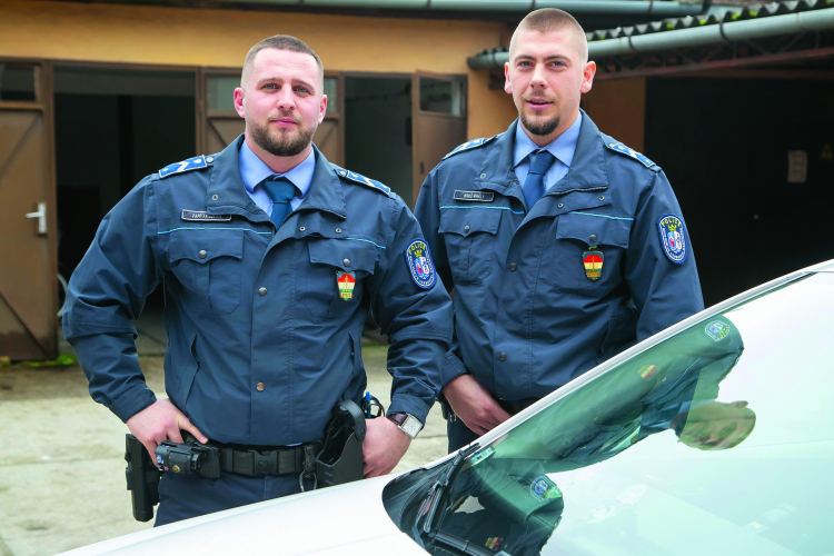 A félegyházi rendőrök egyenruhája érző szíveket takar