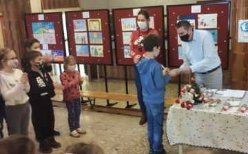Mikulás rajzversenyt tartottak a Dózsa Iskolában