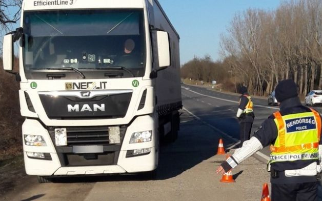 Hétfőtől fokozottan ellenőrzi a teherautókat és a buszokat a rendőrség