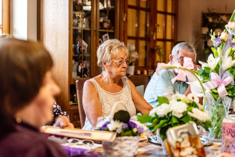 Dalokkal és verssel kedveskedett vendégeinek a 90. éves Marika néni