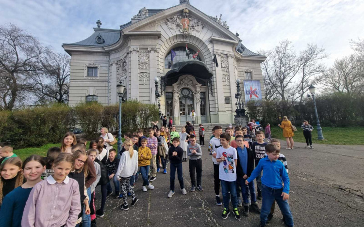 Színházban jártak a Batthyány iskola diákjai