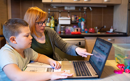 Ingyenes internetet biztosít a kormány a diákoknak