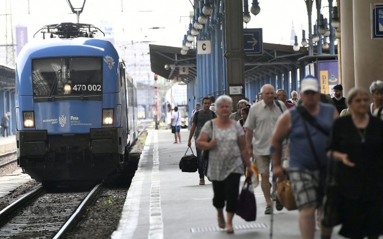 Változik a vonat- és autóbusz-közlekedés pünkösdkor