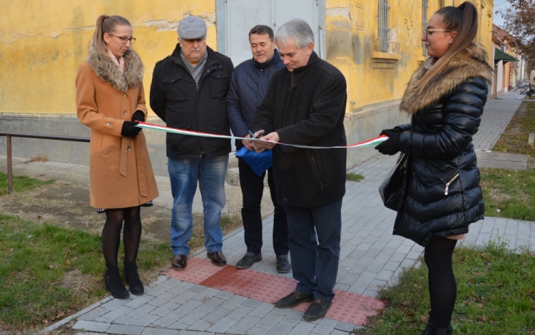 Megújult járdaszakaszt adtak át az 5. számú választókörzetben