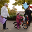 Forró teával és öleléssel várták a járókelőket