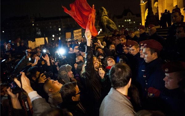 A közfelháborodás napja - Demonstrációk vidéki nagyvárosokban és külföldön