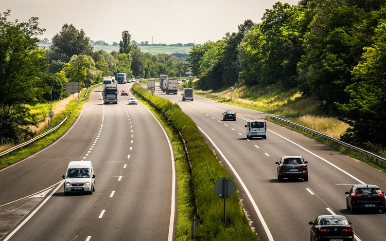 Hétfőtől vásárolhatjuk meg az éves autópálya-matricákat