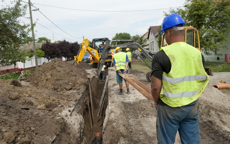 Épül a szennyvízcsatorna