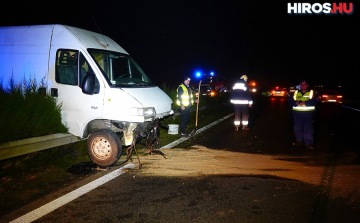 A belső szalagkorlátnak csapódott egy kisteherautó az M5-ösön
