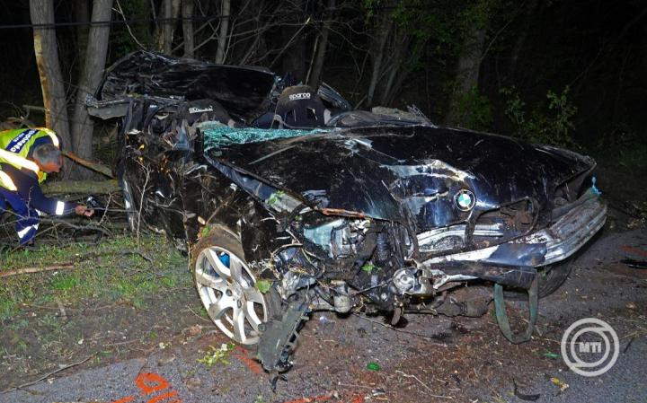 Hárman meghaltak, ketten megsérültek, amikor fának csapódott egy autó Kiskunfélegyháza közelében