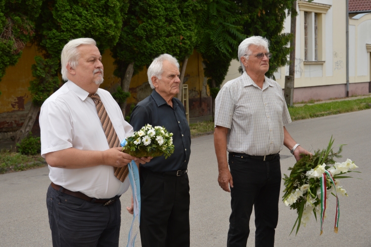 Főhajtás a mártírok emléke előtt