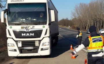 Hétfőtől fokozottan ellenőrzi a teherautókat és a buszokat a rendőrség