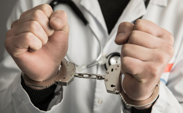 Kattant a bilincs az orvosok kezén, akik nemátalakító műtétet végeztek feketén a kórházban