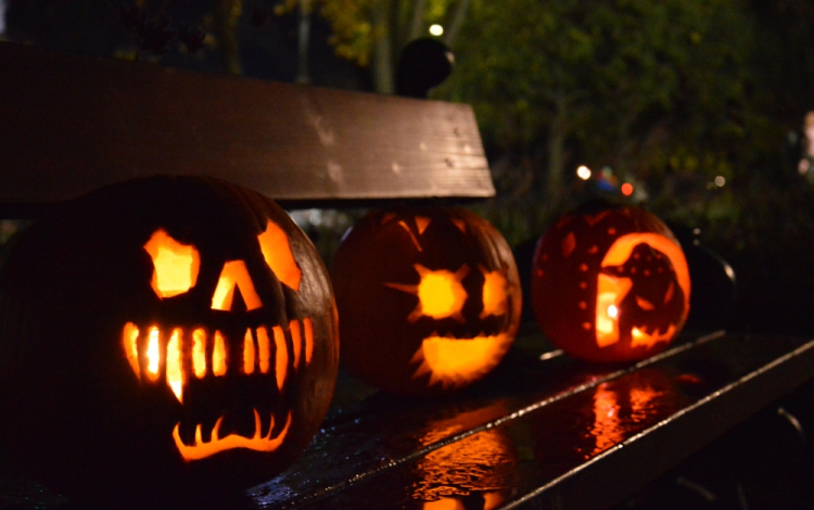 Töklámpások tették hangulatossá a Szent János teret