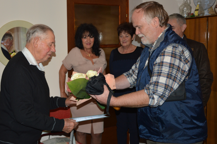 Jókedvűen éli mindennapjait a 90 éves Béla bácsi