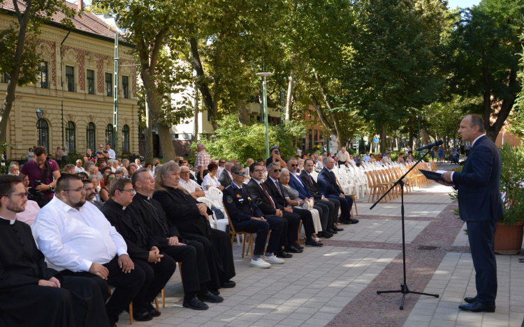 Szent István királyunk olyan szikla, mely ellenállt minden idők viharának