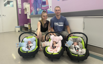 Tripla kezek, tripla lábak, tripla öröm Anyának és Apának