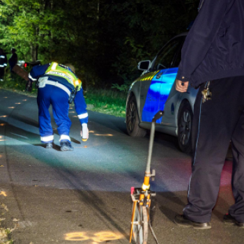 Oszlopnak csapódott egy autó Jászszentlászló közelében